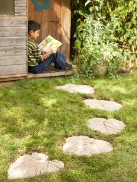 Para hacer estas huellas de jardín se empleó como molde una hoja de gran tamaño.