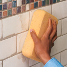 Cómo aplicar lechada sobre los azulejos del baño - Albañiles
