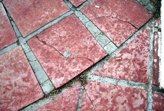 Cómo reemplazar baldosas dañadas en un piso