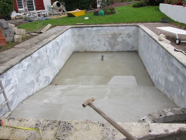 Cómo reparar grietas en una piscina de cemento