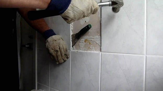 Cómo quitar los azulejos viejos de una pared