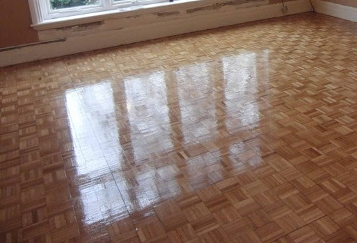 sábado petróleo Puntero Cómo plastificar pisos de madera tipo parquet - Albañiles