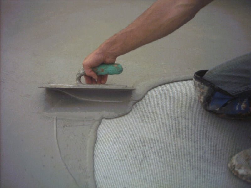 Cómo aplicar cemento elástico para impermeabilizar terrazas techos - Albañiles