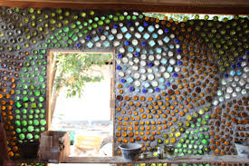 Cómo hacer una pared con botellas de vidrio recicladas