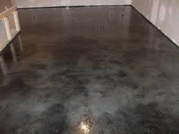 Cómo pintar un suelo de interior de cemento