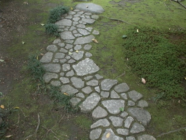 Cómo construir un camino empedrado en el jardín