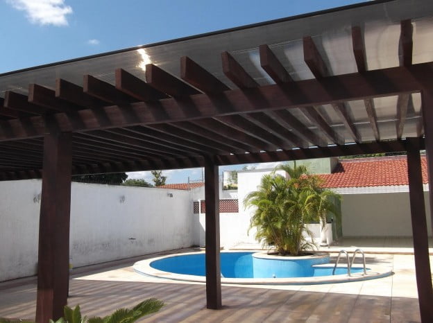 Cómo colocar un techo de policarbonato celular en una pérgola