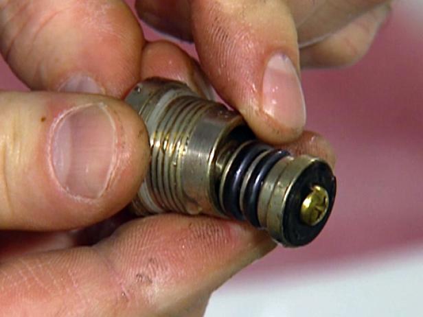 Cómo reparar un grifo de compresión que gotea