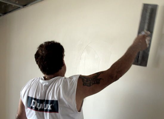 Cómo aplicar revoque fino sobre paredes interiores