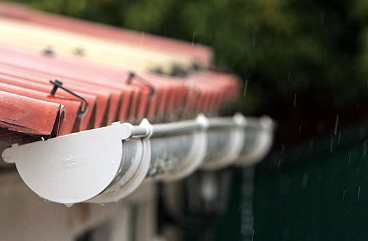 Cómo reparar las juntas o grietas en las canaletas de plástico