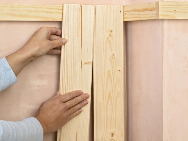 Cómo revestir una pared con un friso de madera