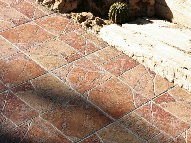 Como instalar un piso de baldosas cerámicas en galerías, patios y jardines
