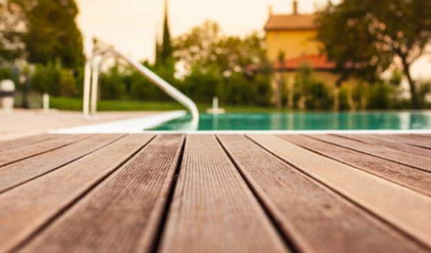 Cómo pintar un deck o terraza de madera