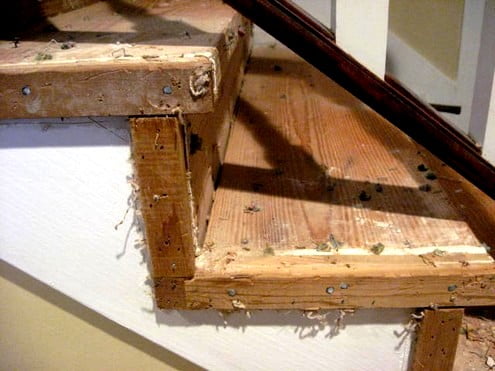 Cómo renovar la pintura en las escaleras de madera