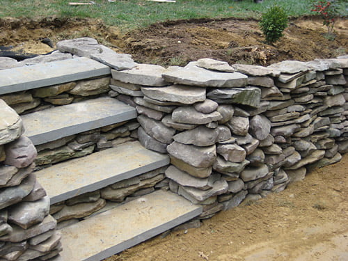 Cómo construir un muro de piedra en el patio o jardín