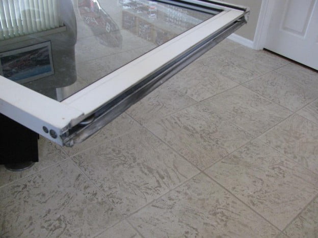 Cómo reparar una puerta corrediza de vidrio