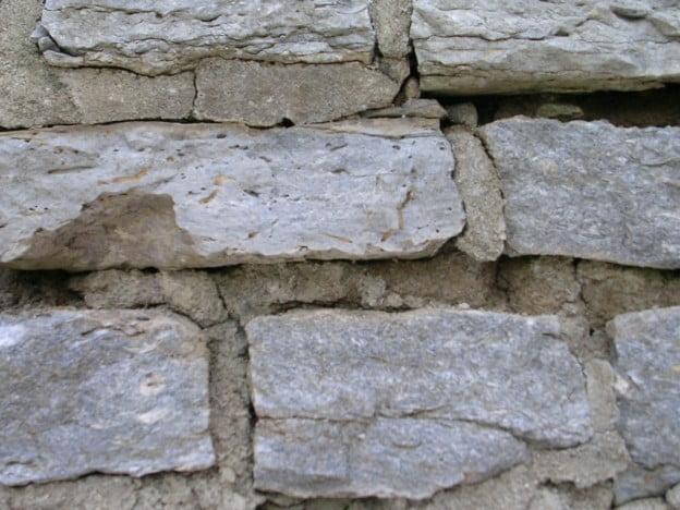Cómo reparar una pared de piedra
