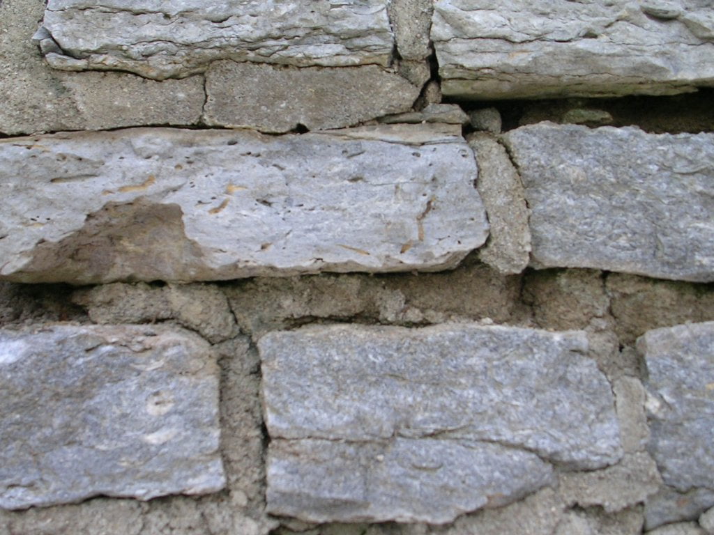 Cómo reparar una pared de piedra