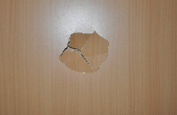 Cómo reparar una puerta interior hueca