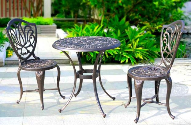 Cómo pintar los muebles de hierro fundido en patios y jardines