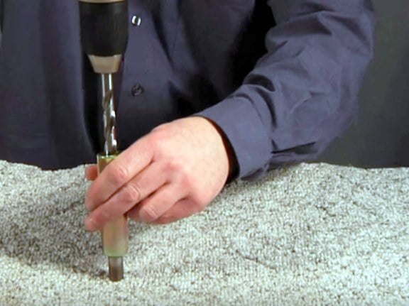 Cómo perforar a través de una alfombra con un taladro eléctrico