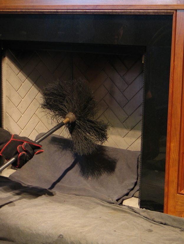 Cómo hacer el mantenimiento básico de una chimenea a leña