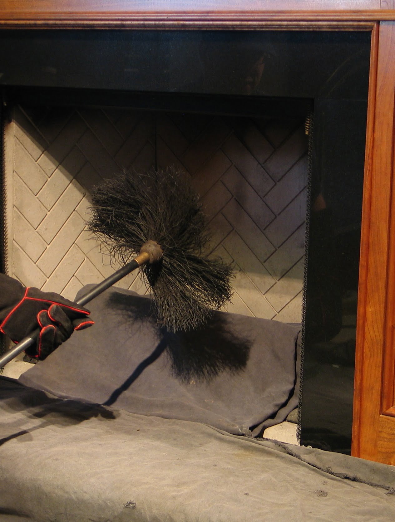 Cómo hacer el mantenimiento básico de una chimenea a leña