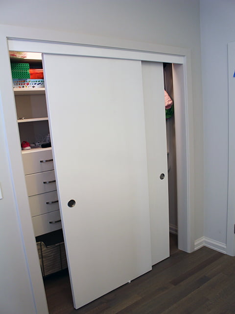 Cómo ganar espacio instalando puertas corredizas en un placar