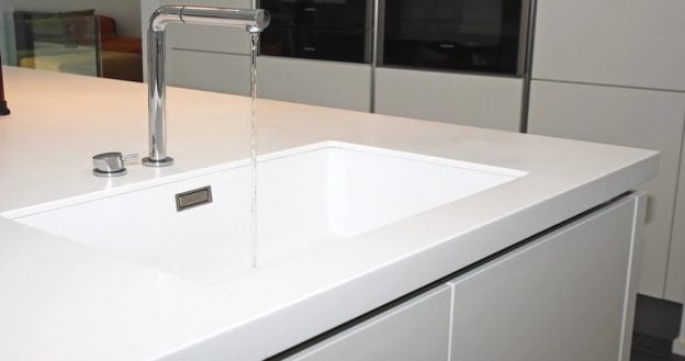 Trucos para limpiar las encimeras de corian en la cocina