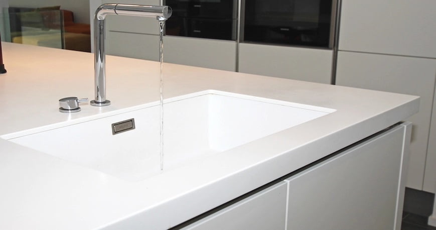 Trucos para limpiar las encimeras de corian en la cocina