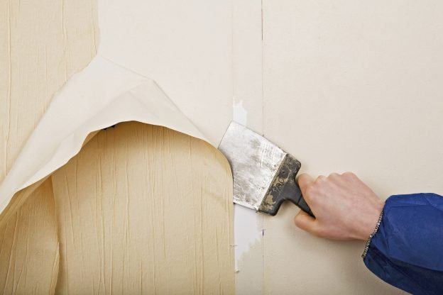 Como quitar el papel vinílico de la pared de yeso del baño