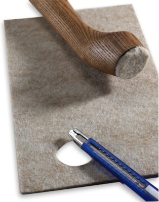 Cómo colocar topes de fieltro en muebles para evitar rayones en pisos de madera