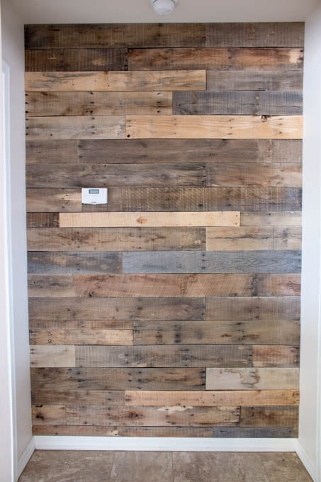 Cómo revestir una pared con madera de palés