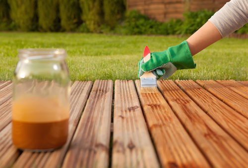 Cómo pintar y mantener un deck de madera