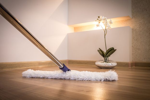 Cómo limpiar los pisos de madera maciza sin afectar el ambiente