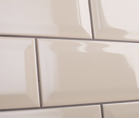 Cómo aplicar lechada sobre los azulejos del baño