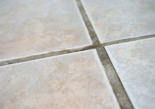 Cómo limpiar la lechada de las juntas en pisos de cerámicos