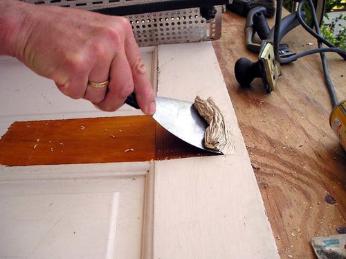 Cómo preparar una puerta de madera antigua para volver a pintarla