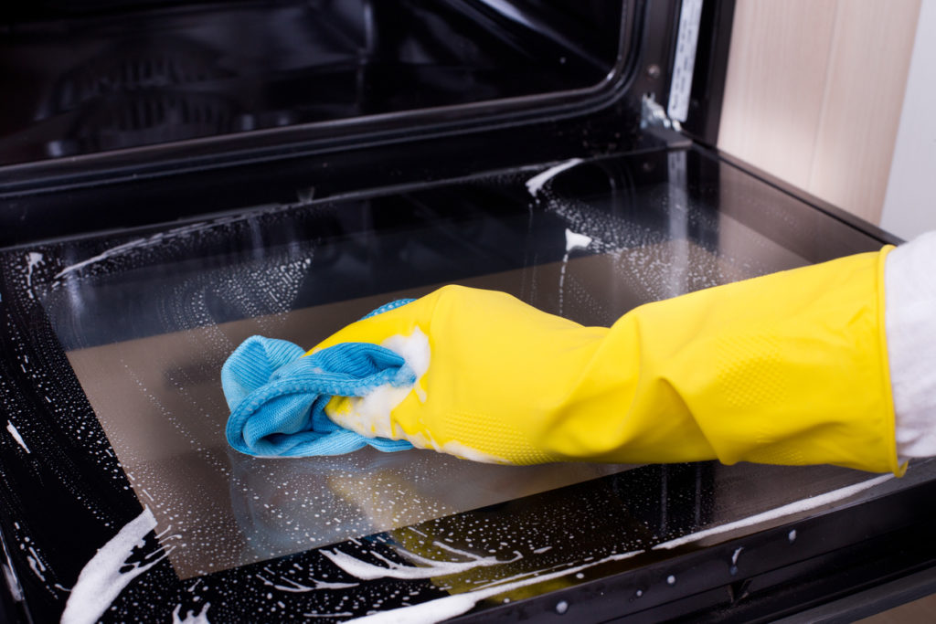 Cómo realizar una limpieza profunda en el horno de la cocina
