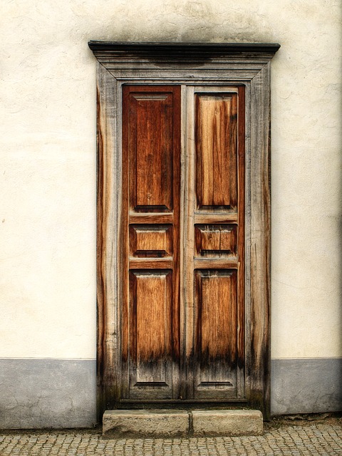 Cómo rejuvenecer una puerta de madera deslucida por la intemperie