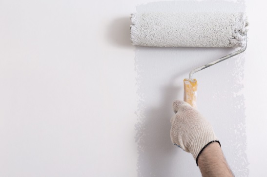 Cómo aplicar una imprimación antes de pintar una pared