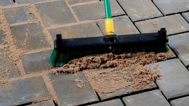 Cómo colocar un piso de ladrillos sobre una losa de cemento